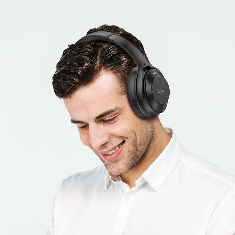 Bărbat purtând căști over-ear cu ANC