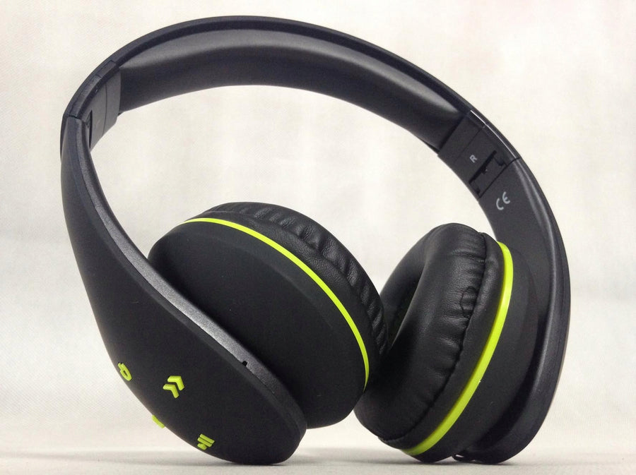 Căști over-ear pliabile pe masă